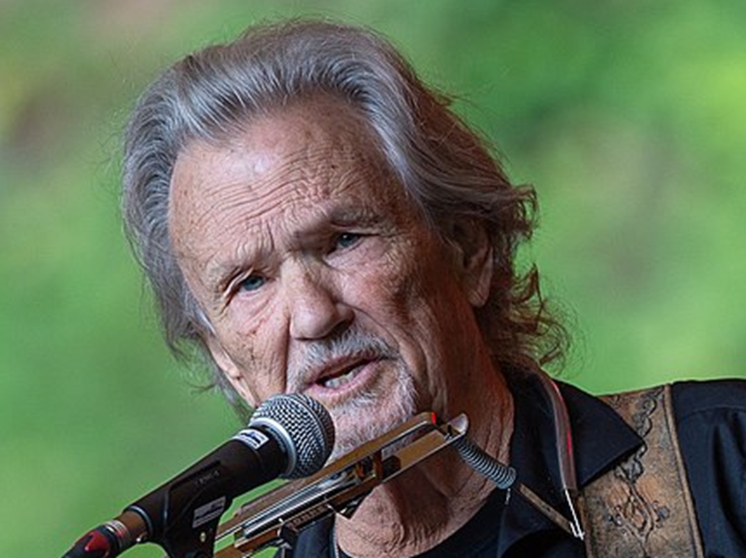 Image of Kris Kristofferson singing - 2018