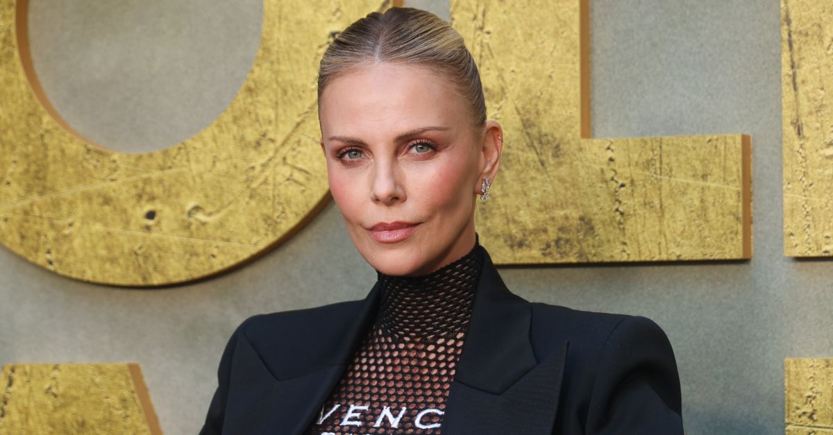 2222195714 Charlize Theron - Fb