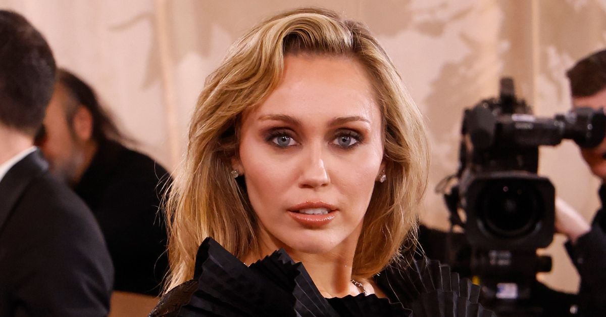 2255827809 Miley Cyrus - Fb