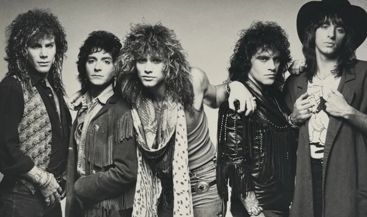 Photo of QUEEN, Freddie Mercury and Brian May performing on stage