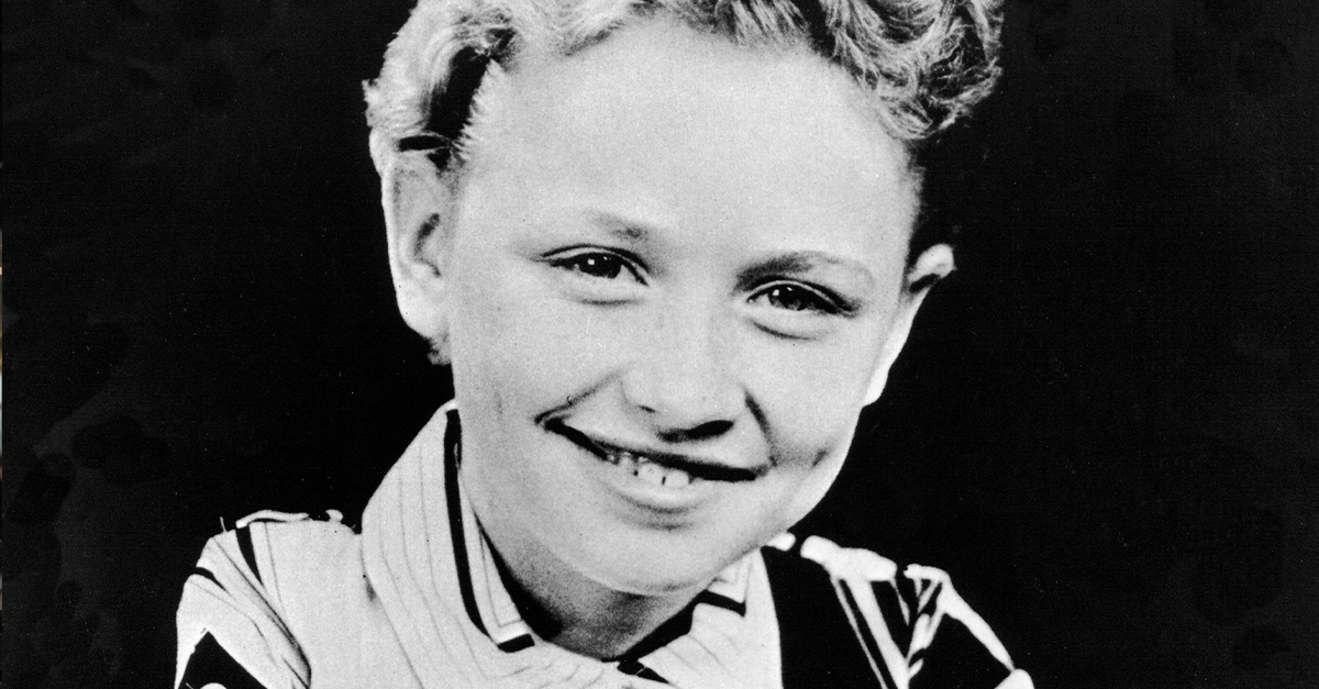 Black and white portrait of a young Dolly Parton