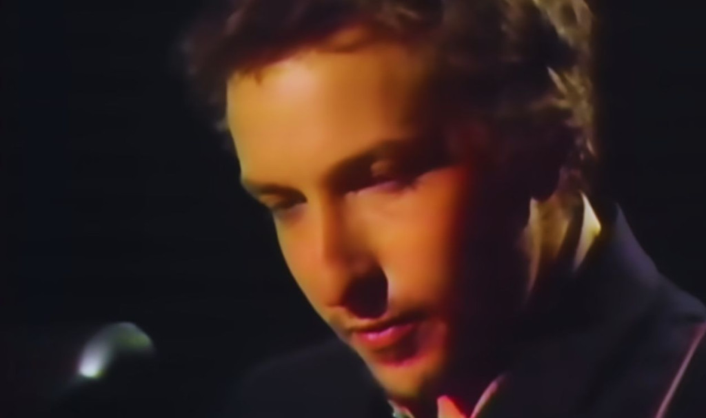 When critics turned on Bob Dylan, Johnny Cash stood beside him—and ...