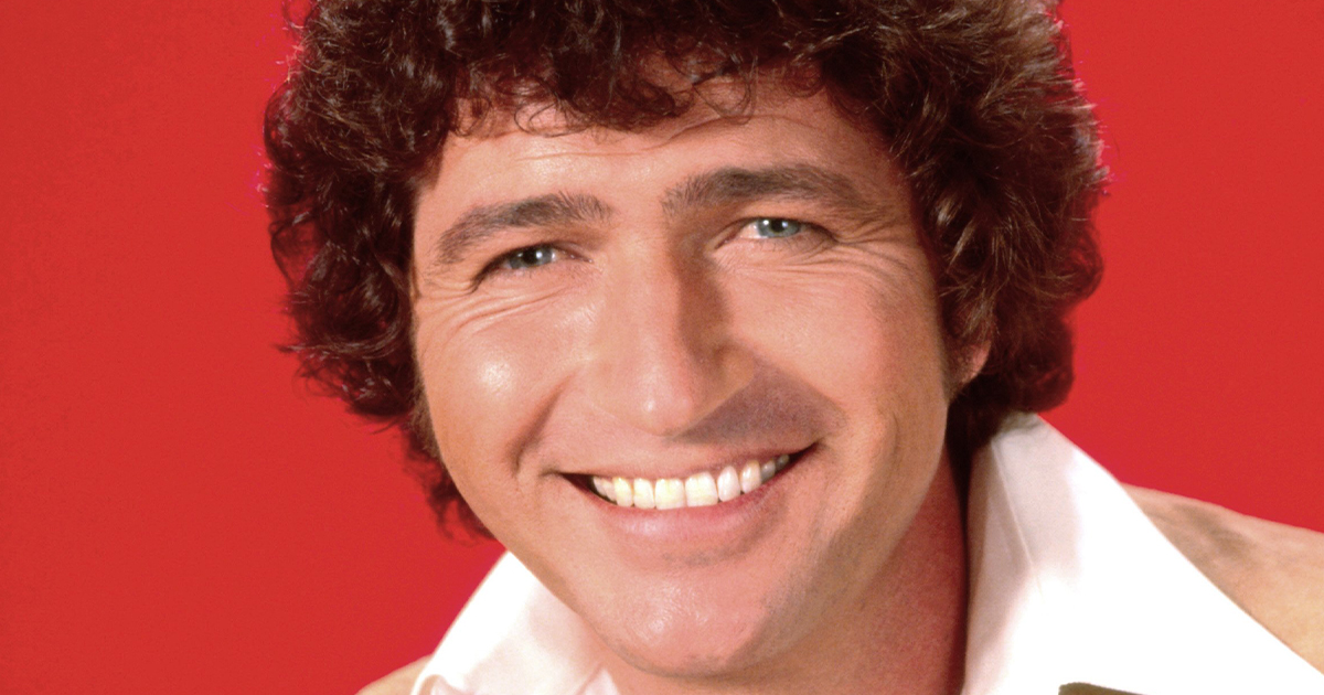 Actor and singer Mac Davis poses for a portrait in 1985 in Los Angeles, California.