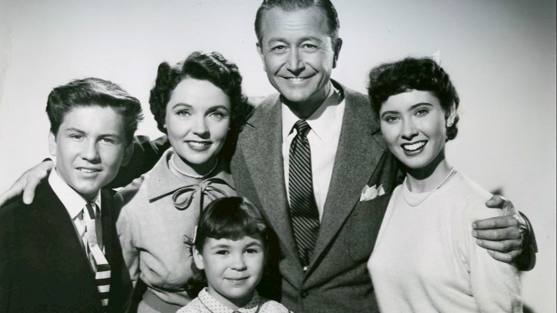 Cast photo of the Anderson Family from the television program Father Knows Best. Back, from left: Billy Gray, Jane Wyatt, Robert Young, Elinor Donahue. At front is Lauren Chapin.