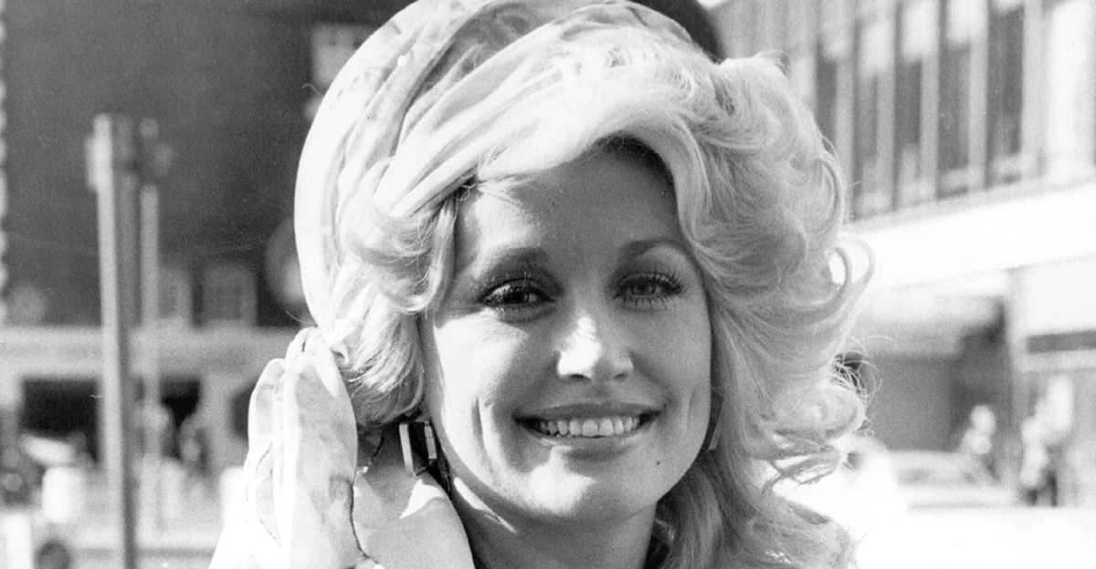 20th May 1977: Country music queen Dolly Parton is back in London after performing at the King's Theatre, Glasgow, at a Scottish Royal Jubilee Television Special in the presence of the Queen, she now commences on a tour of Britain and the continent. (Phot
