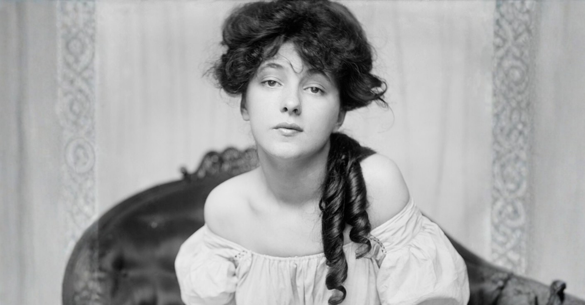 Evelyn Nesbit in 1903 at a time when she was brought to the studio by Stanford White