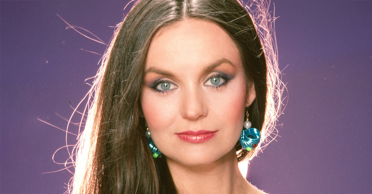 Crystal Gayle poses for a portrait in 1986 in Los Angeles, California.